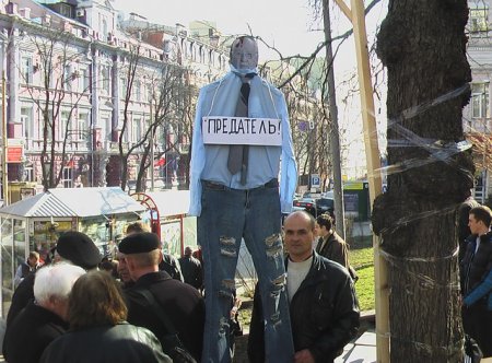 В Киеве вздернули на столбе чучело Горбачева