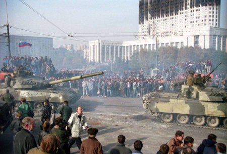 Фотоподборка событий восстания 1993 года в Москве.